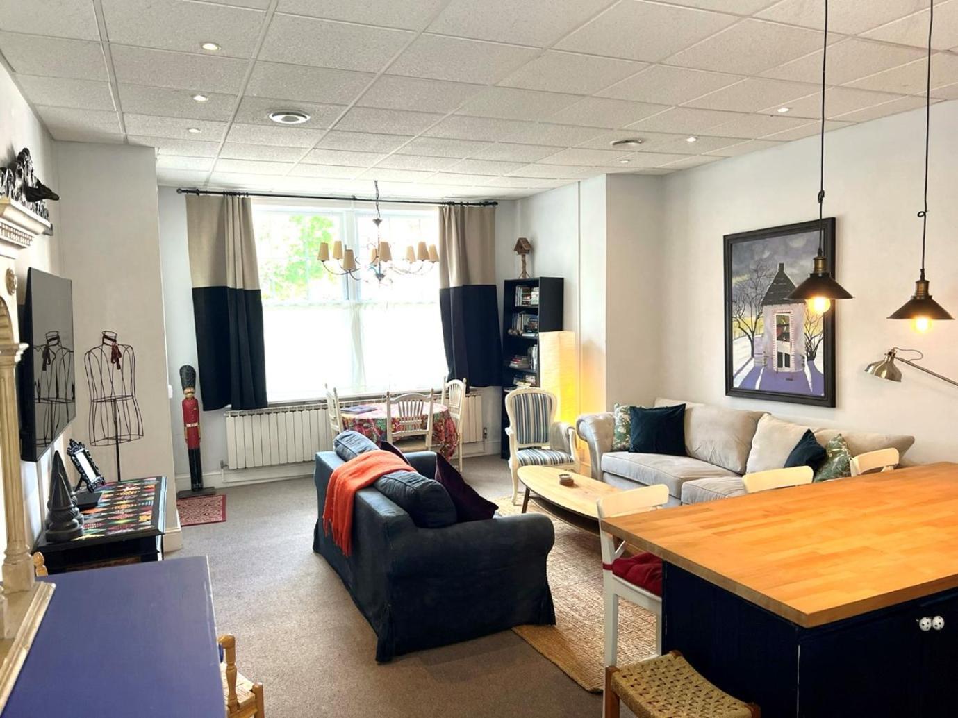 Hampton Court Grand Snug Sleeps 6 - Walk To Palace And Train Appartement Molesey Buitenkant foto